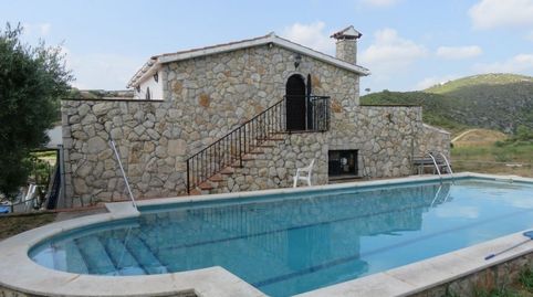 Masía reformada con 15,6 ha de terreno, piscina, pozo y vistas a la montaña en Canyelles