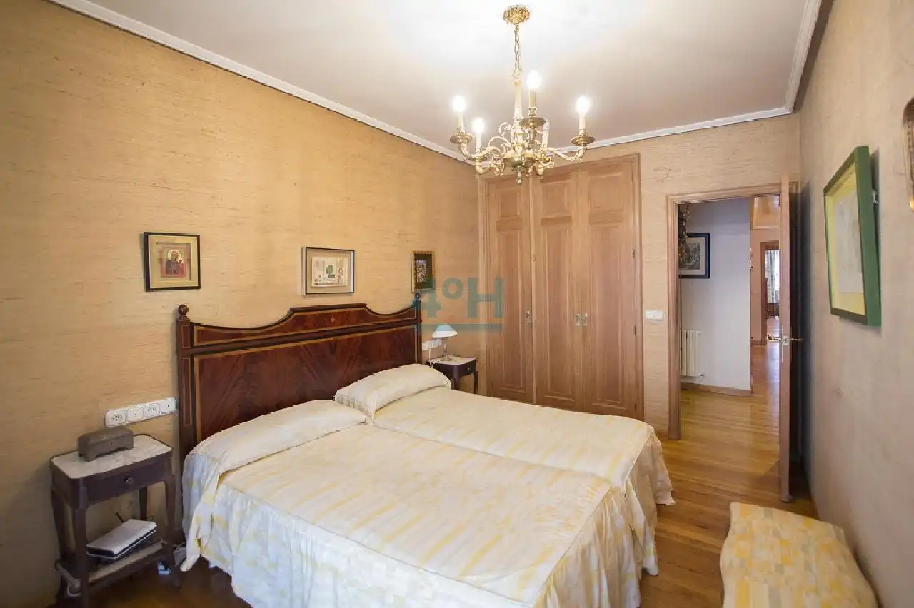 Dormitori de Pis en venda en Ourense Capital  amb Calefacció, Parquet i Terrassa