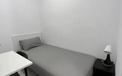 Dormitori de Apartament per a compartir en  Barcelona Capital amb Moblat, Microones i Internet