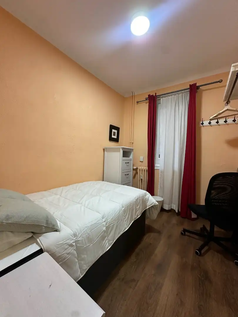 Dormitori de Pis de lloguer en Madrid amb Aire condicionat, Calefacció i Moblat