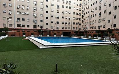 Swimming pool of Flat for sale in  Sevilla Capital  with Air Conditioner, Terrace and Community pool