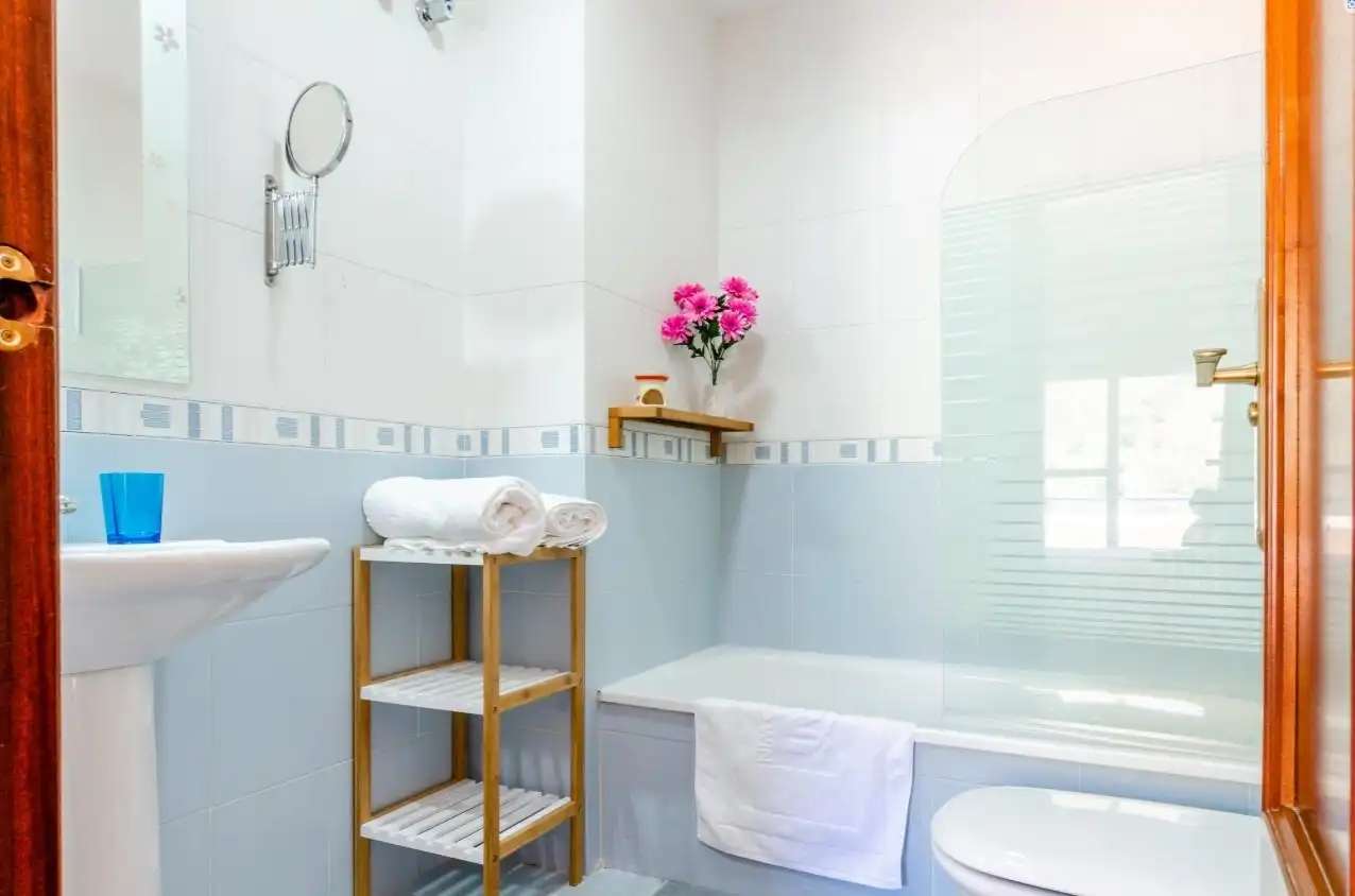 Baño de Ático de alquiler en Rincón de la Victoria con Aire acondicionado, Calefacción y Jardín privado