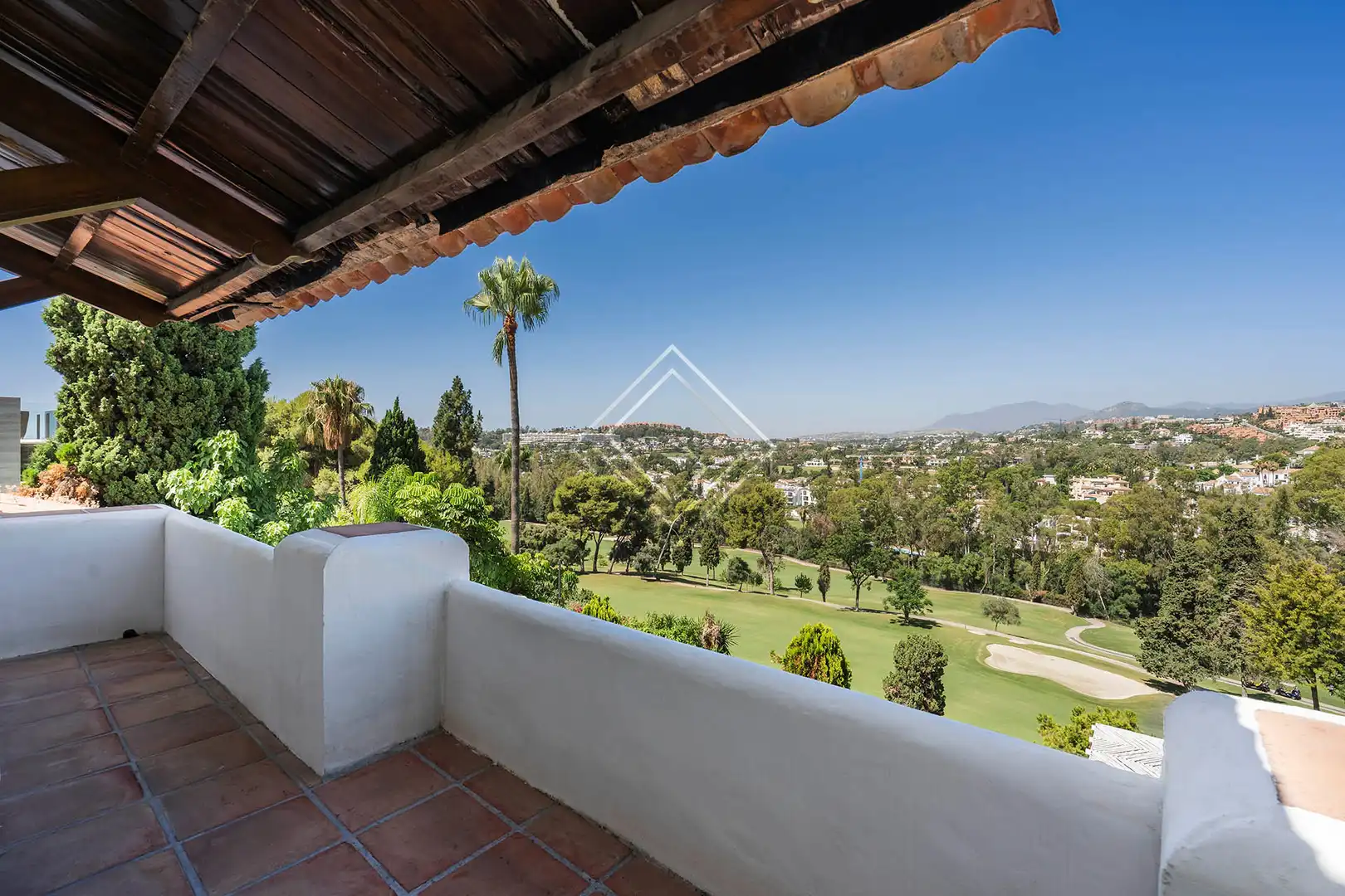 Vista exterior de Casa o xalet en venda en Marbella amb Aire condicionat, Calefacció i Jardí privat