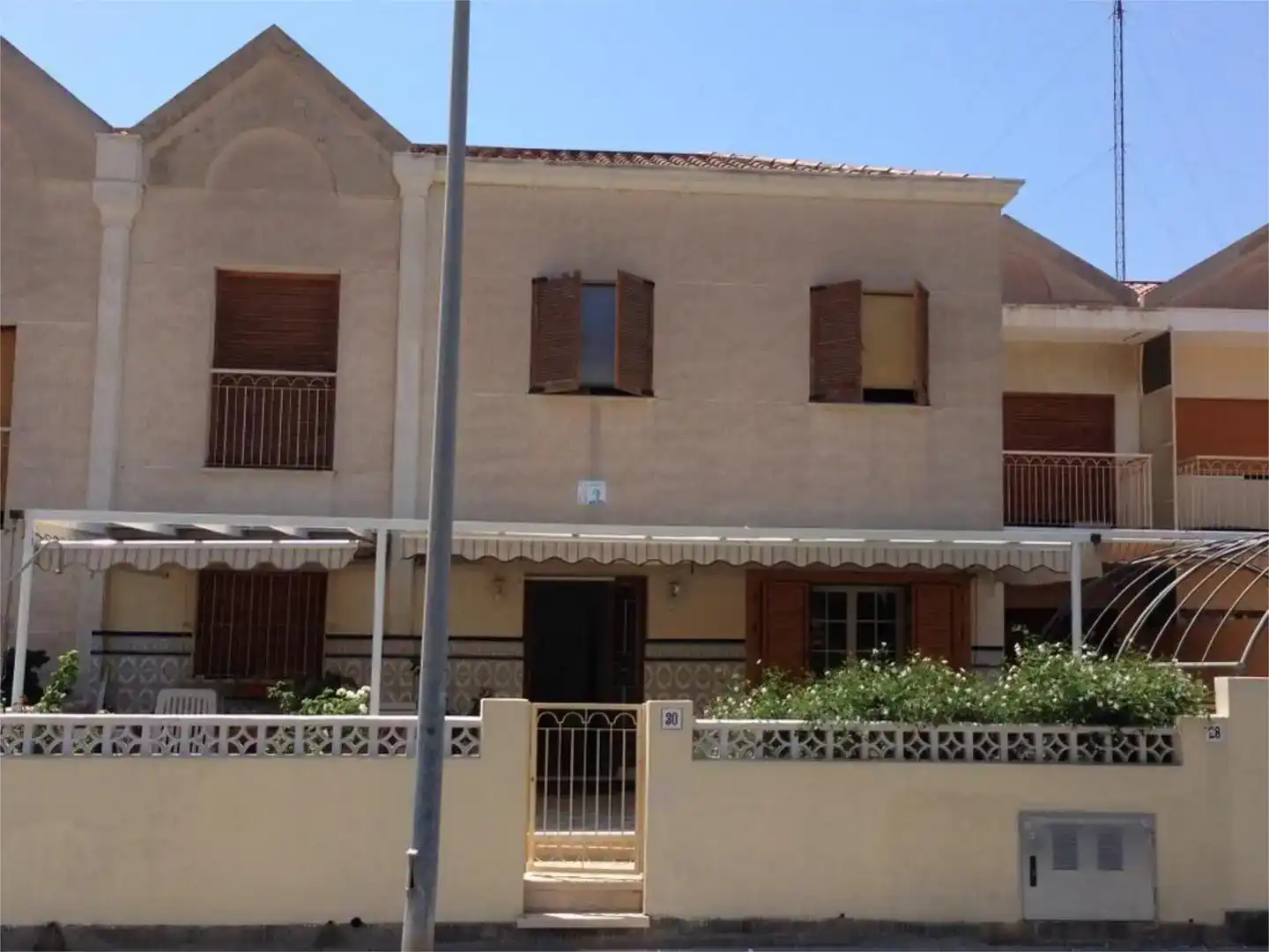 Vista exterior de Dúplex en venda en Santa Pola amb Aire condicionat, Jardí privat i Moblat