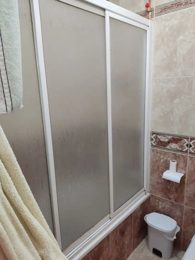 Badezimmer von Einfamilien-Reihenhaus zum Verkauf in Barbate mit Klimaanlage, Heizung und Terrasse