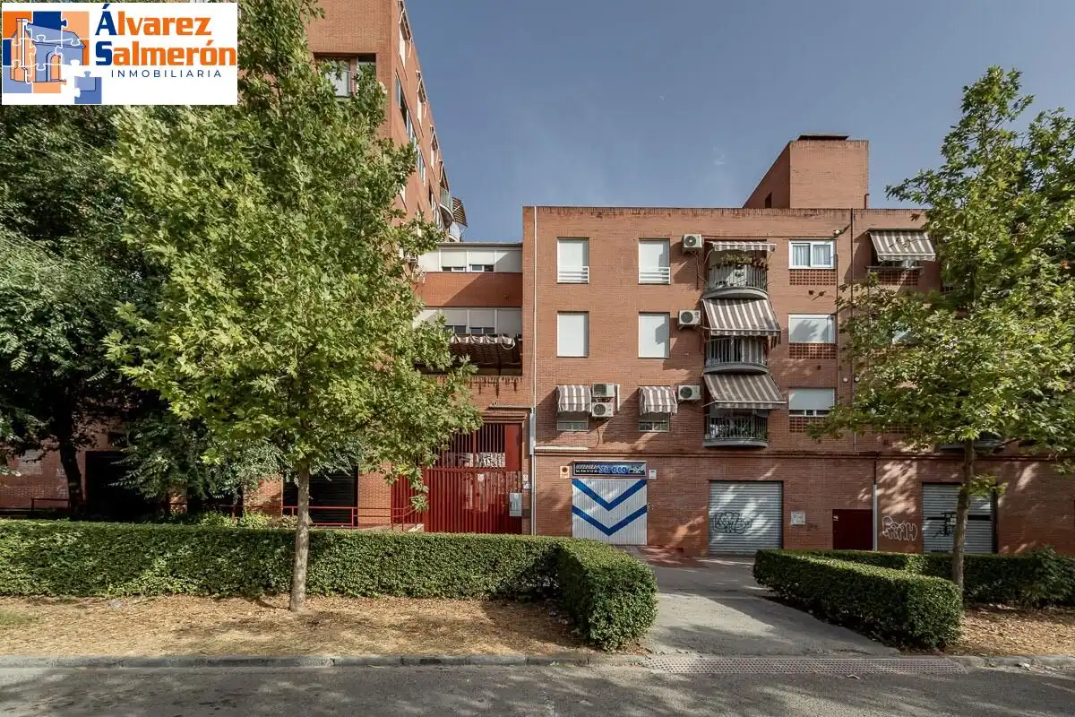Vista exterior de Piso en venta en Granada con Balcón