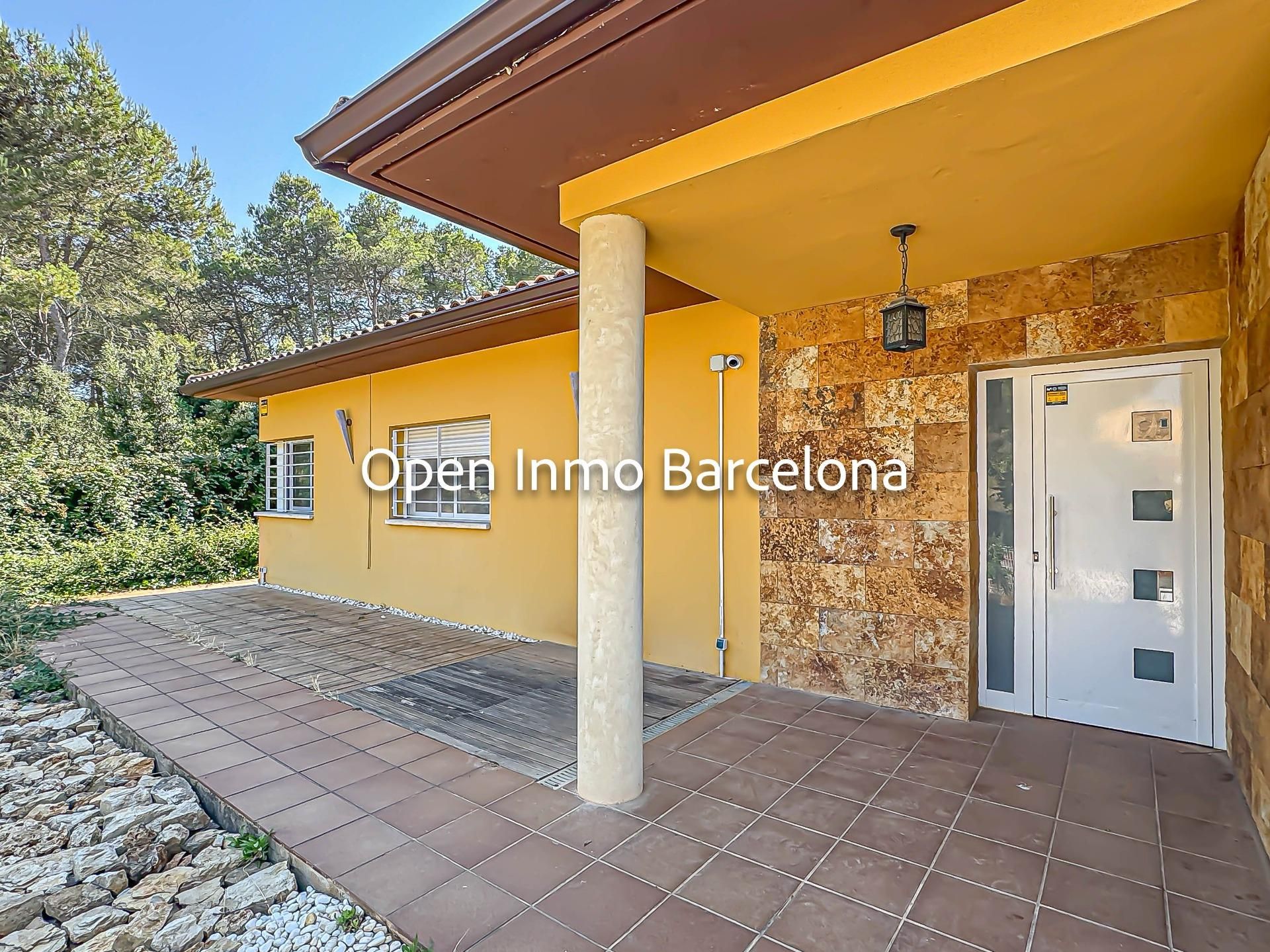 Vista exterior de Casa o xalet en venda en Torrelles de Foix amb Calefacció i Jardí privat