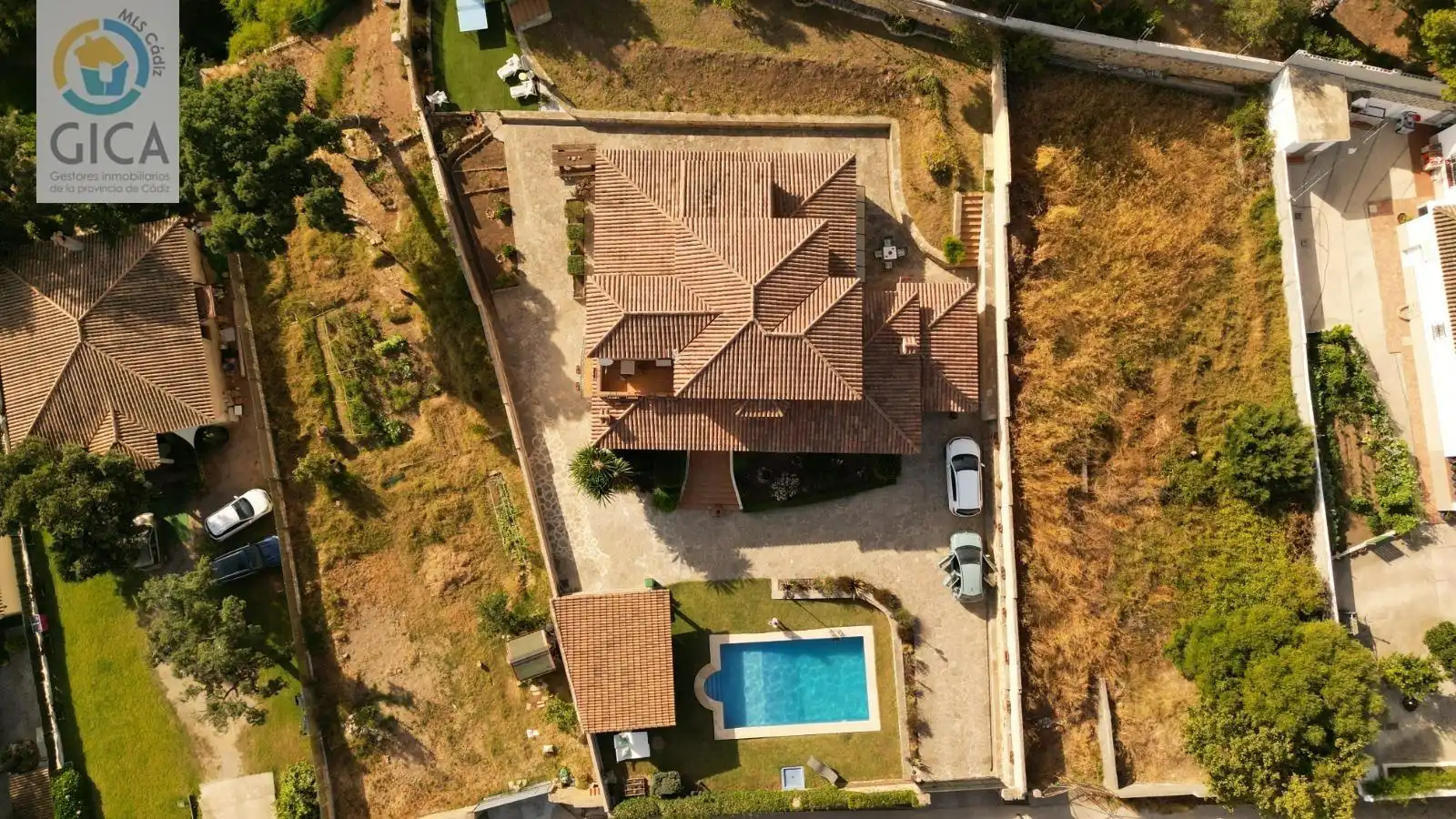 Vista exterior de Casa o xalet en venda en Algeciras amb Aire condicionat, Jardí privat i Piscina
