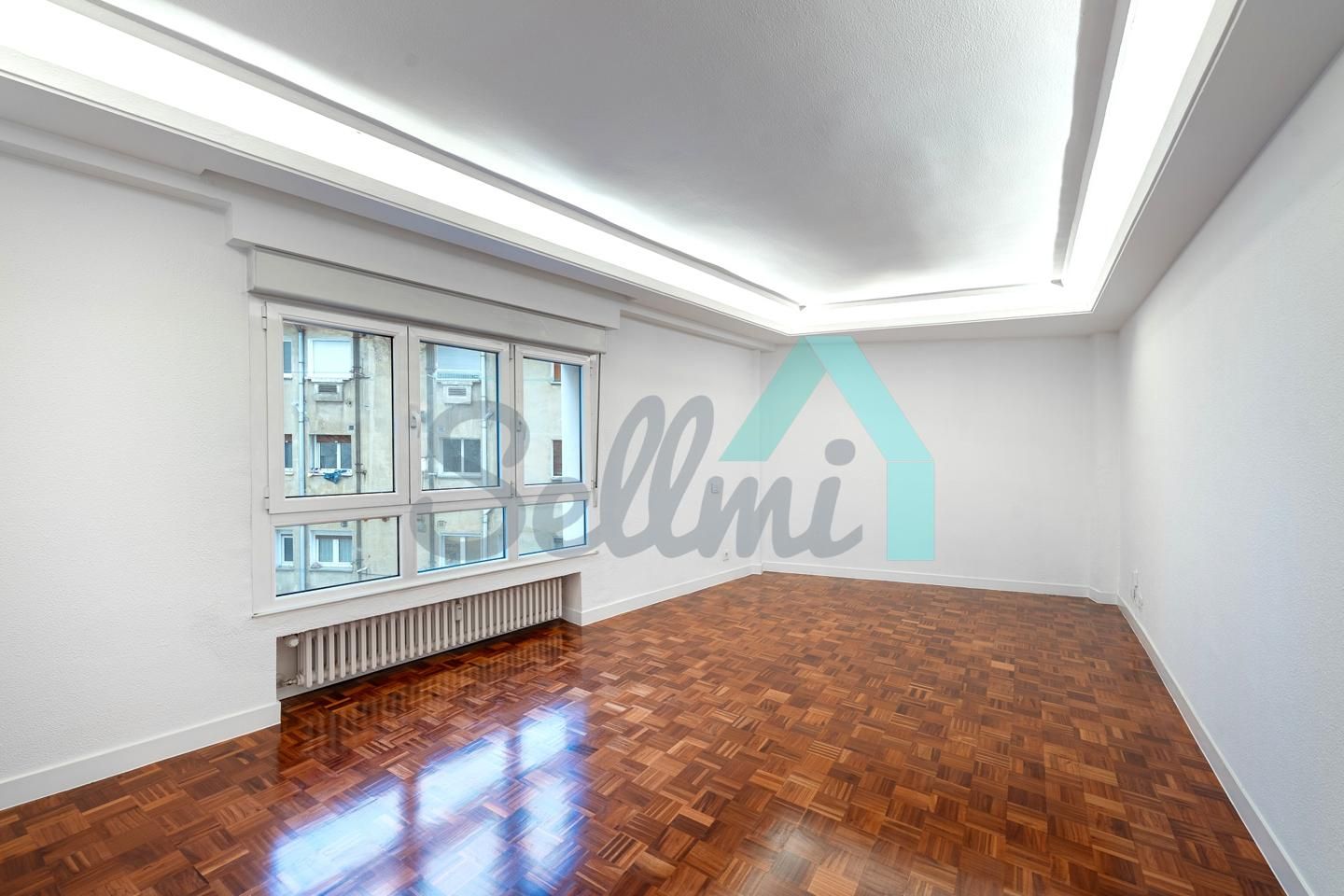 Sala d'estar de Pis en venda en Oviedo  amb Calefacció, Parquet i Traster