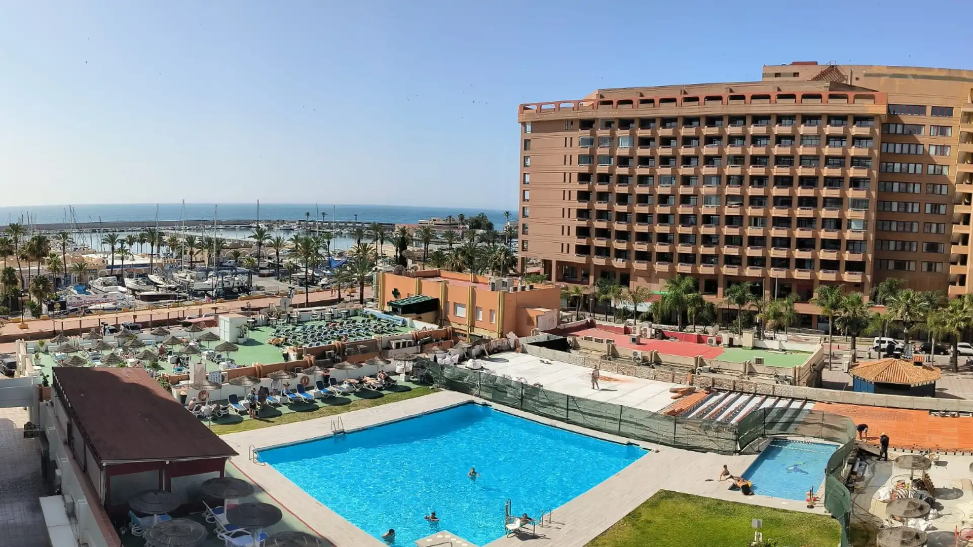 Piscina de Estudio en venta en Fuengirola con Aire acondicionado, Terraza y Amueblado