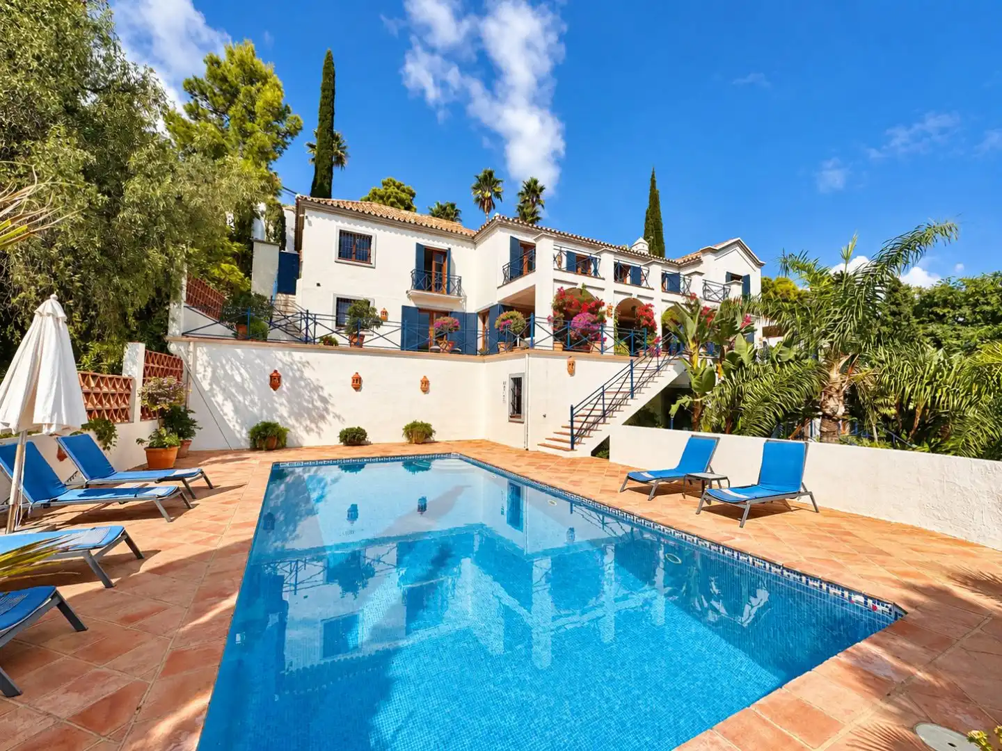 Exterior view of Houses for sale in Benahavís  with Air Conditioner, Swimming Pool and Balcony