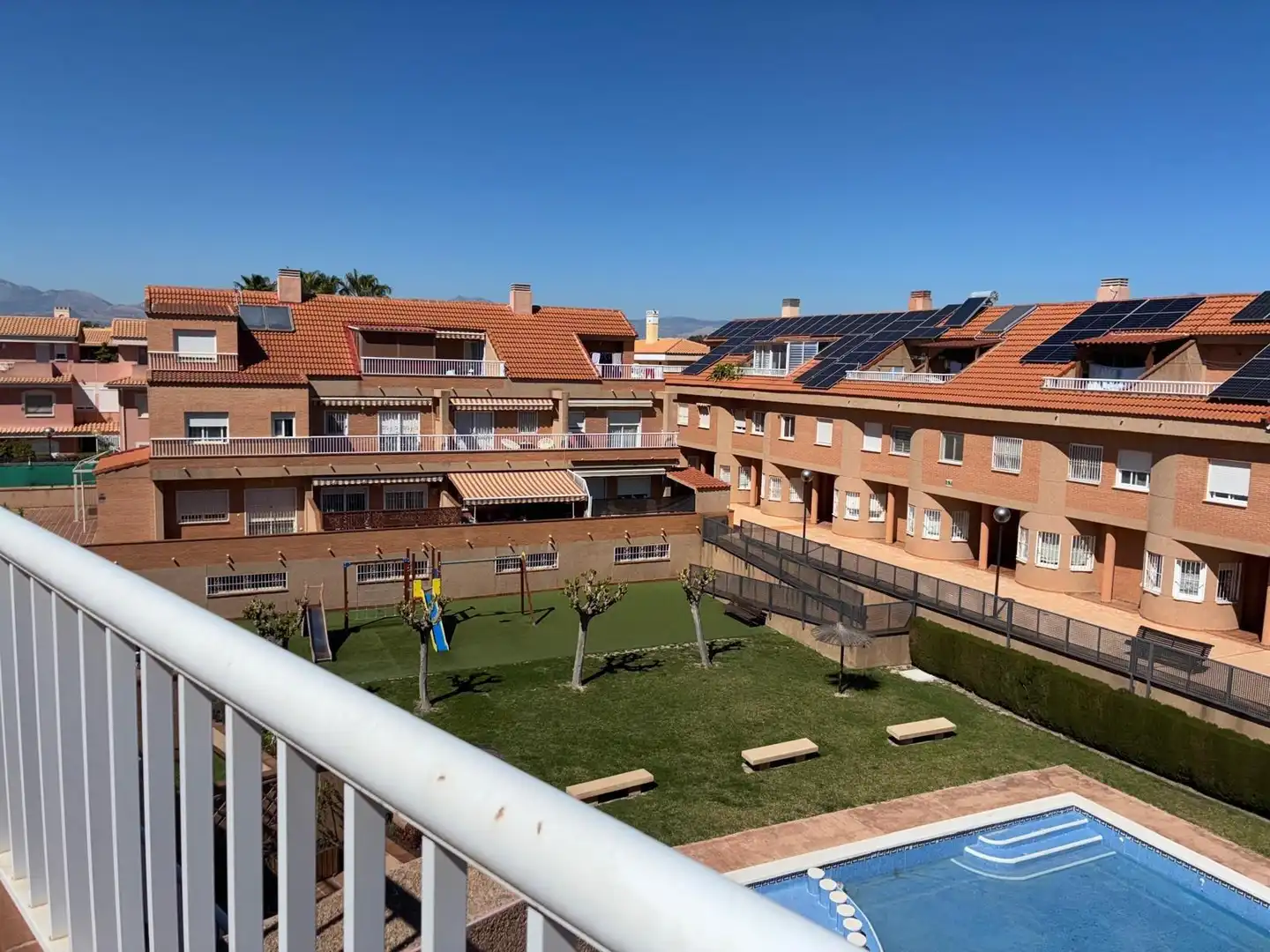 Vista exterior de Casa o xalet en venda en Alicante / Alacant amb Aire condicionat, Terrassa i Piscina comunitària