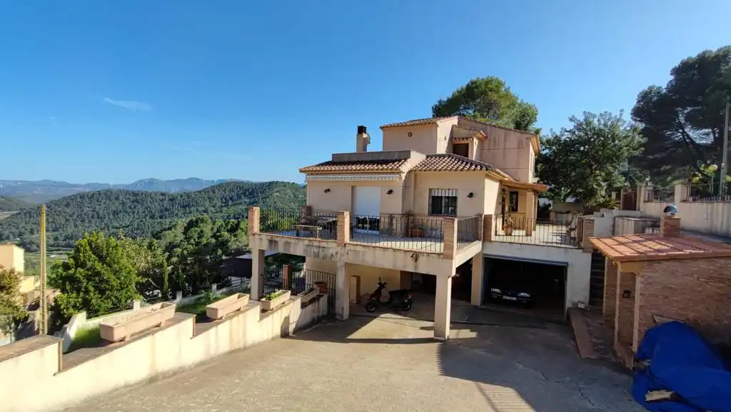 Vista exterior de Casa o chalet en venta en Oliva con Jardín privado, Terraza y Amueblado