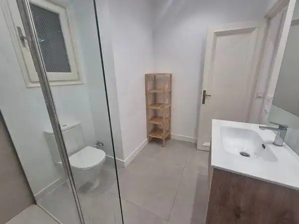 Bany de Apartament de lloguer en Madrid amb Aire condicionat, Calefacció i Moblat