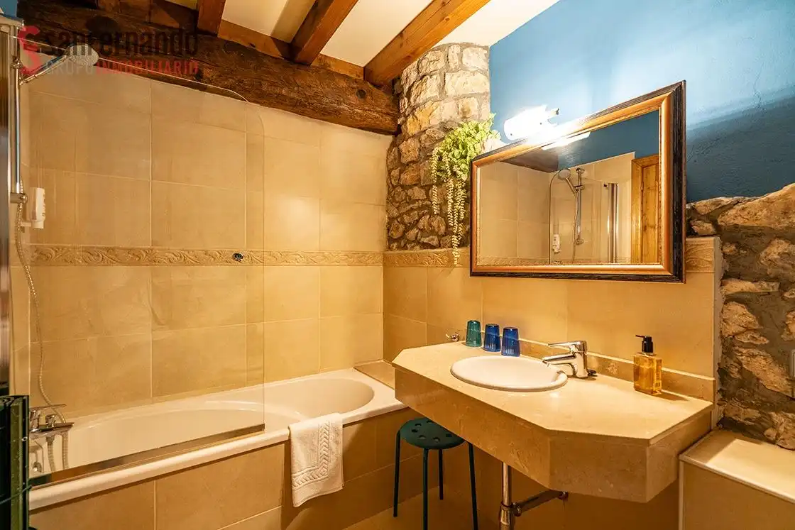 Baño de Finca rústica en venta en Val de San Vicente  con Calefacción