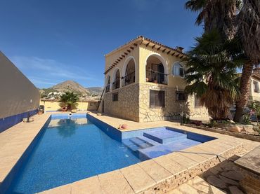 Casa aparellada amb piscina en venda a Callosa d'en Sarrià