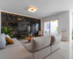 Sala d'estar de Dúplex en venda en Marbella amb Aire condicionat, Terrassa i Piscina