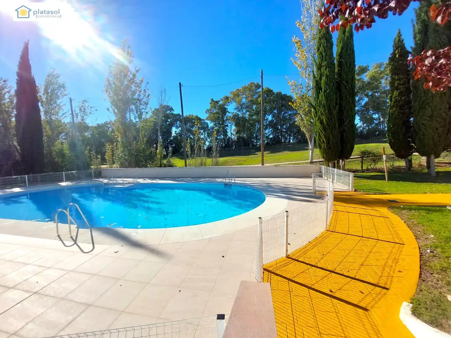 Piscina de Casa adosada en venda en Guillena amb Aire condicionat, Calefacció i Jardí privat