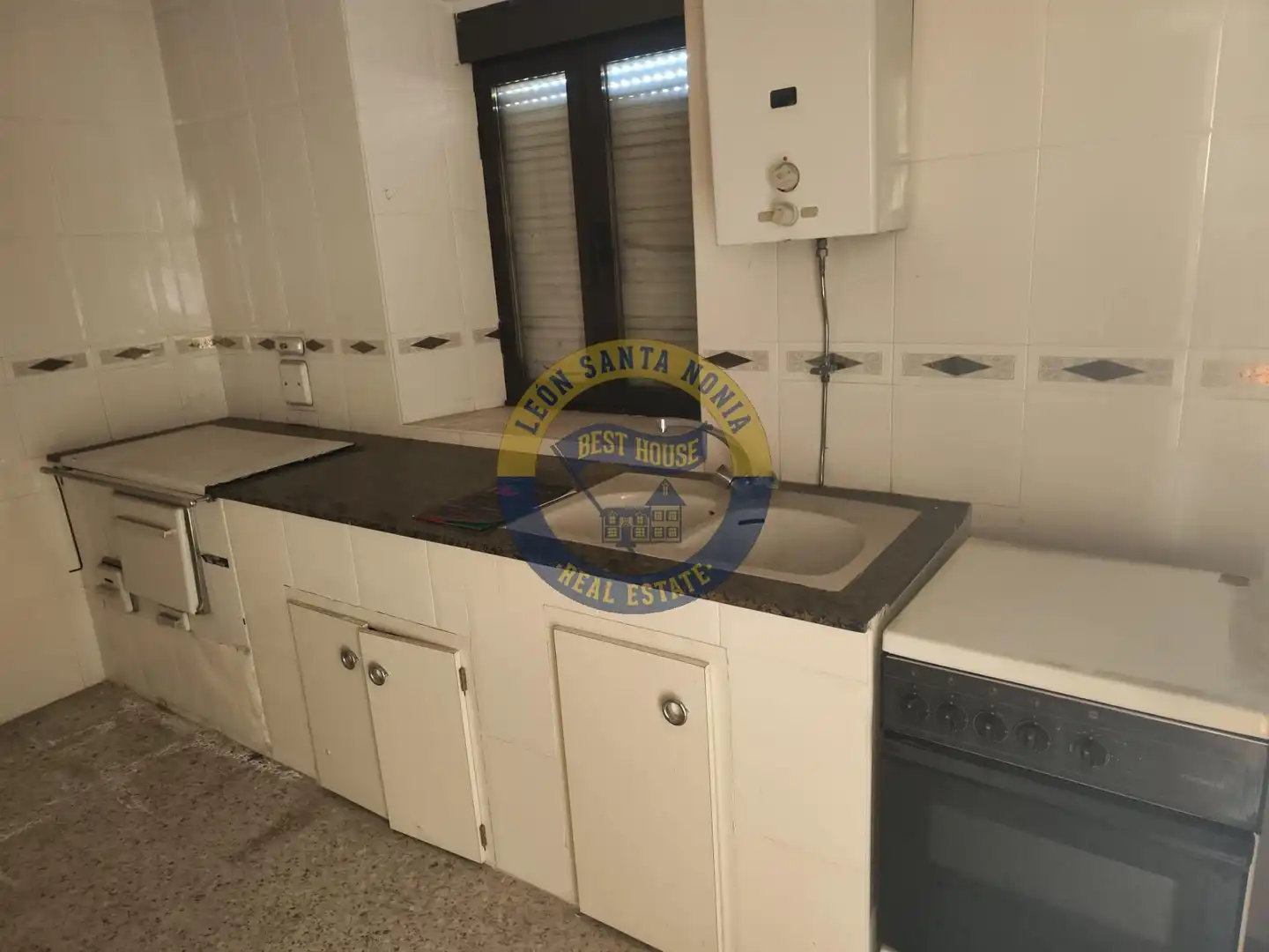 Cuina de Casa o xalet en venda en Rioseco de Tapia amb Traster i Balcó