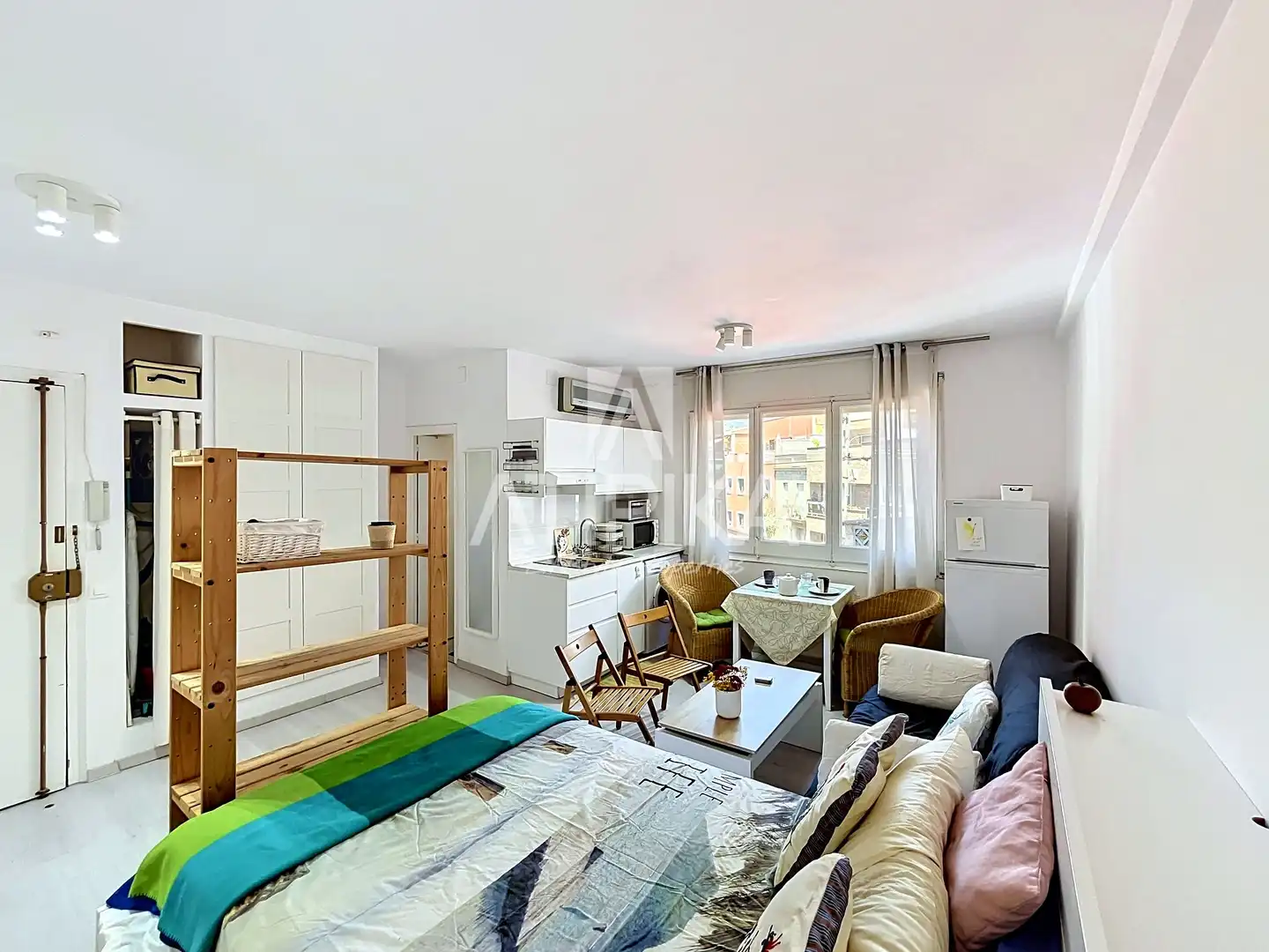 Schlafzimmer von Büro zum Verkauf in Barcelona mit Klimaanlage und Möbliert