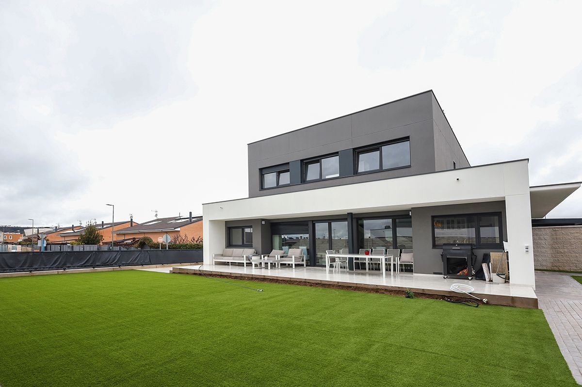 Vista exterior de Casa adosada en venda en Villalbilla amb Calefacció i Jardí privat