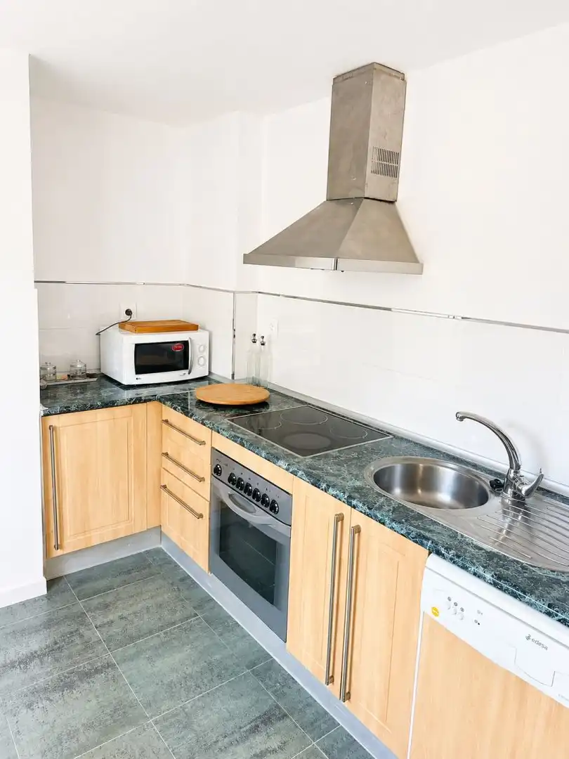 Cuina de Apartament de lloguer en Marbella amb Aire condicionat, Calefacció i Jardí privat