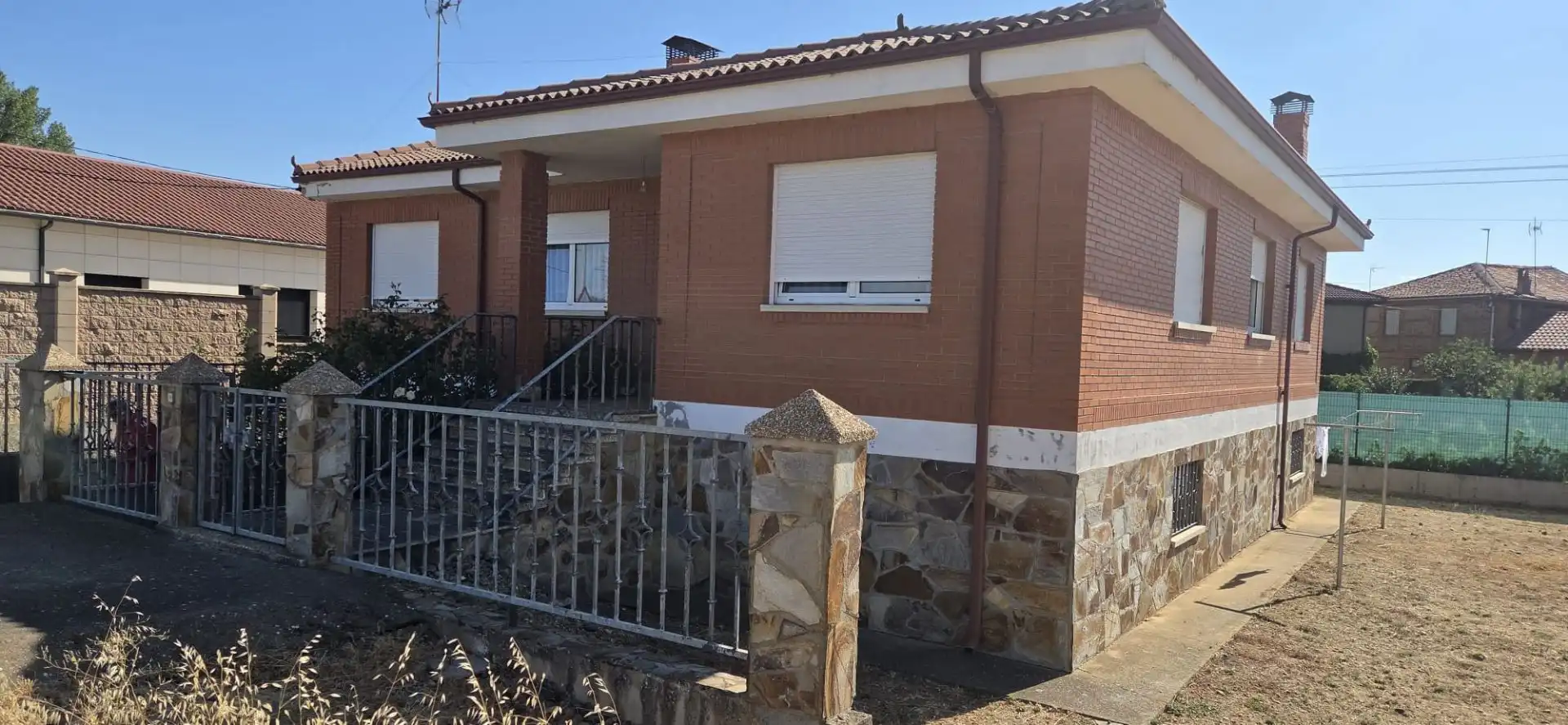 Vista exterior de Casa o xalet en venda en Villares de Órbigo amb Calefacció i Traster