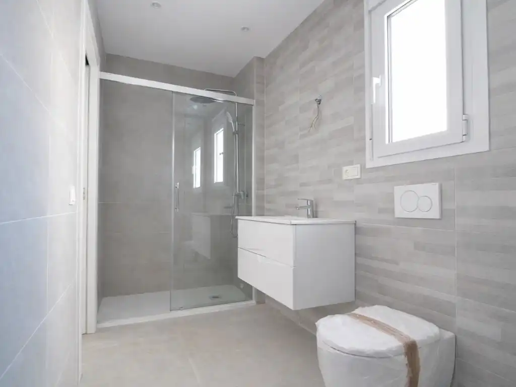 Bathroom of Flat for sale in Fuengirola  with Air Conditioner, Terrace and Oven