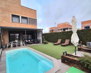 Piscina de Casa adosada en venda en Móstoles amb Aire condicionat, Calefacció i Jardí privat