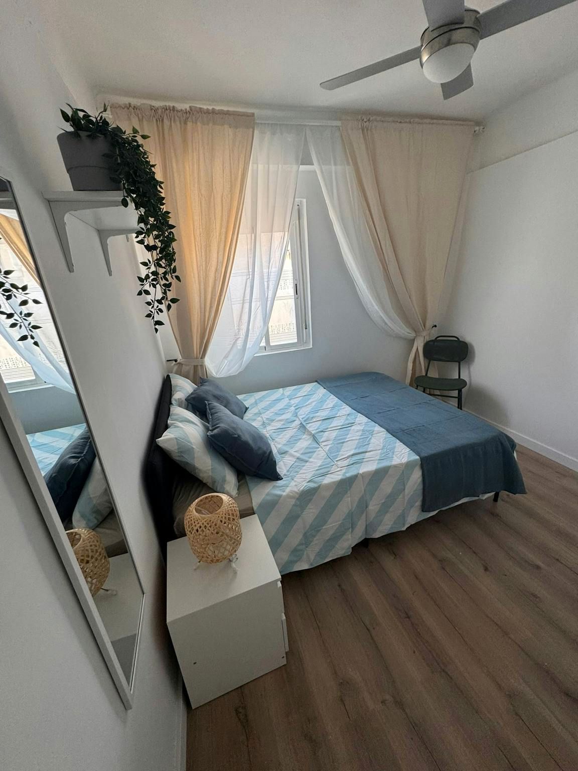 Bedroom of Flat to share in  Valencia Capital  with Washing machine