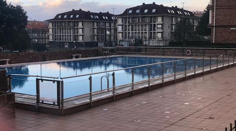 EXCLUSIVA URBANIZACION CON PISCINA Y PISTA DE TENIS AL LADO DE LA PLAYA