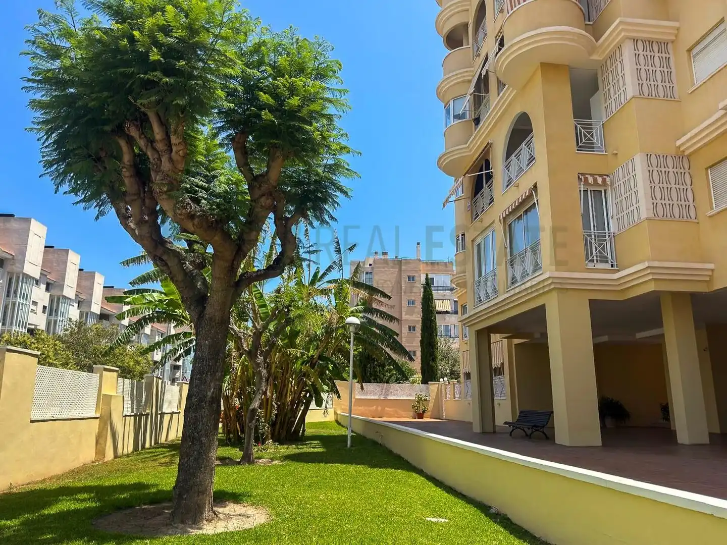 Außenansicht von Erdgeschoss zum Verkauf in Alicante / Alacant mit Klimaanlage, Heizung und Privatgarten