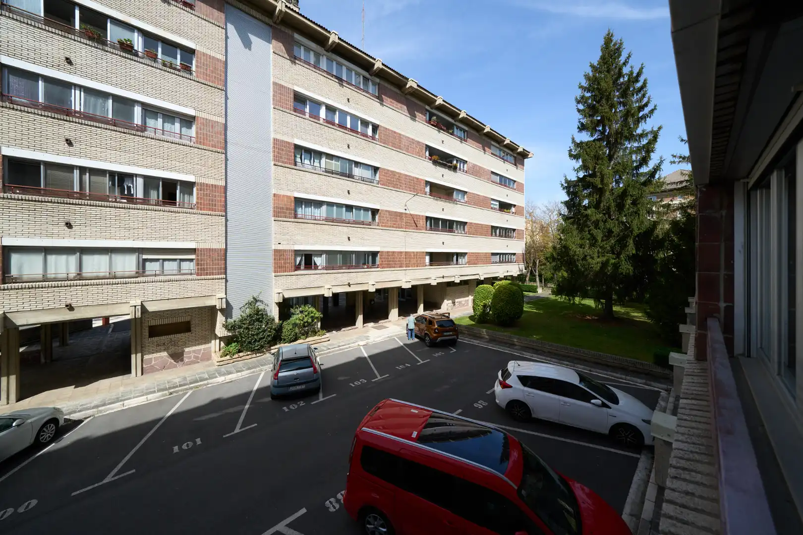 Exterior view of Flat for sale in Vitoria - Gasteiz  with Terrace, Storage room and Furnished