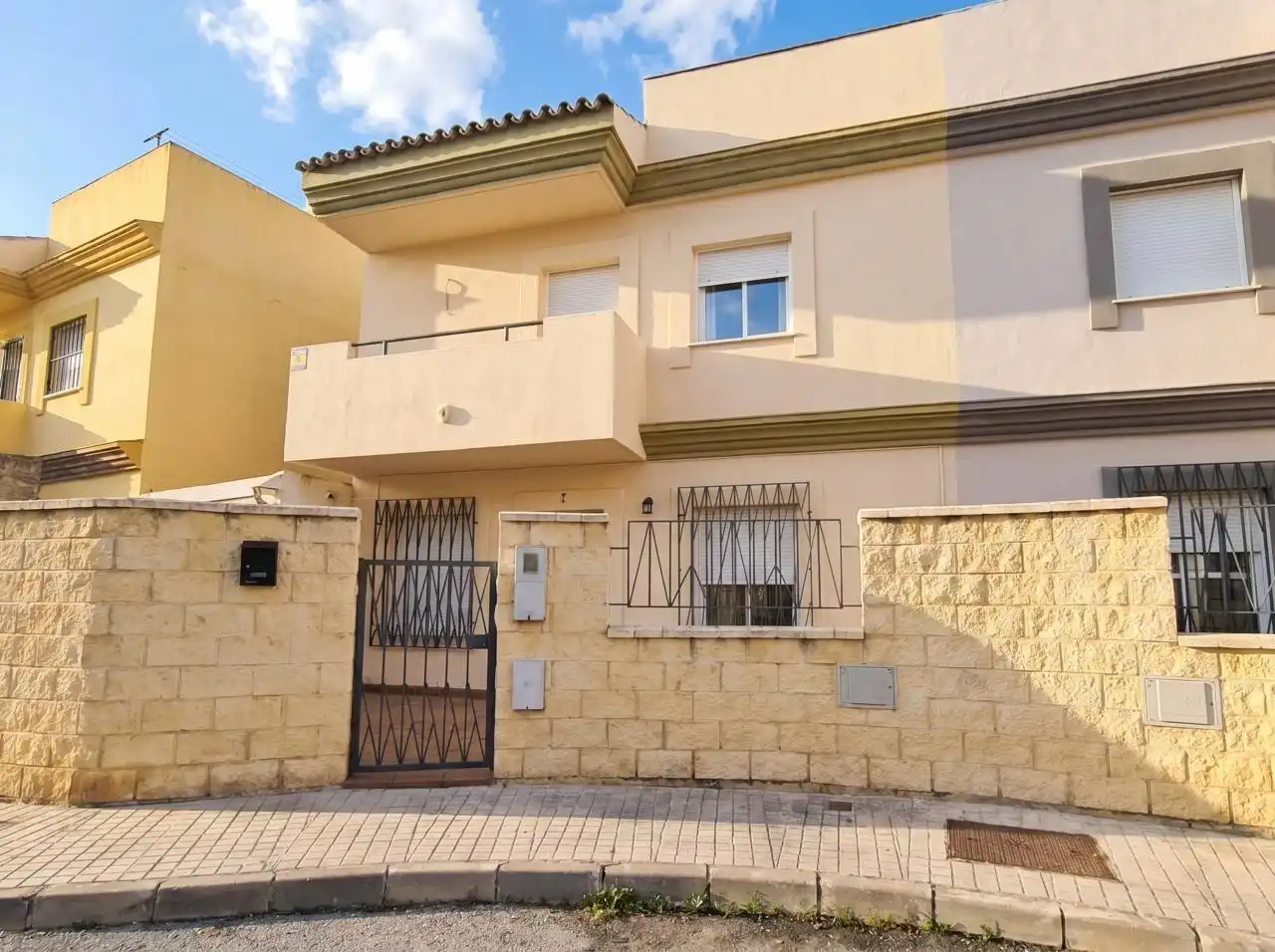 Vista exterior de Casa adosada en venta en Villanueva del Ariscal con Jardín privado