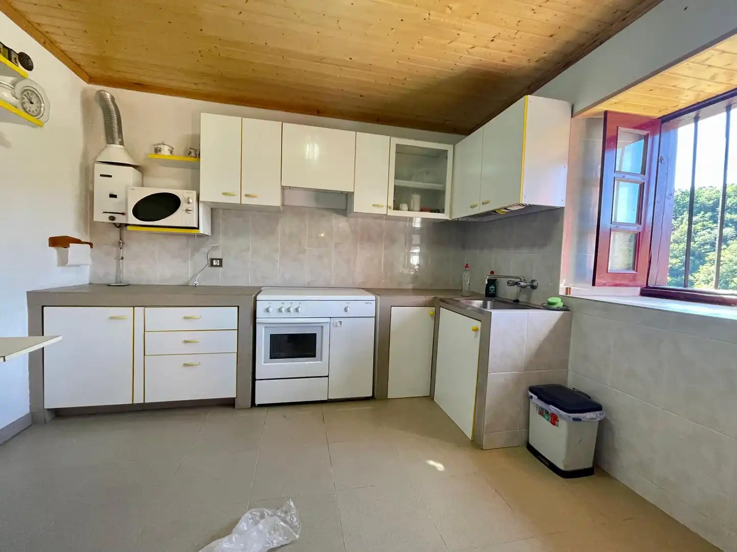 Cuina de Casa o xalet en venda en Cervantes amb Jardí privat, Parquet i Moblat
