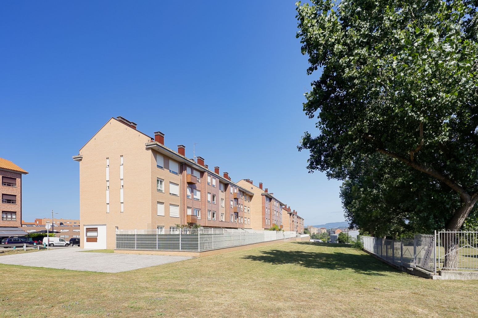 Vista exterior de Pis en venda en Gijón  amb Calefacció, Parquet i Traster