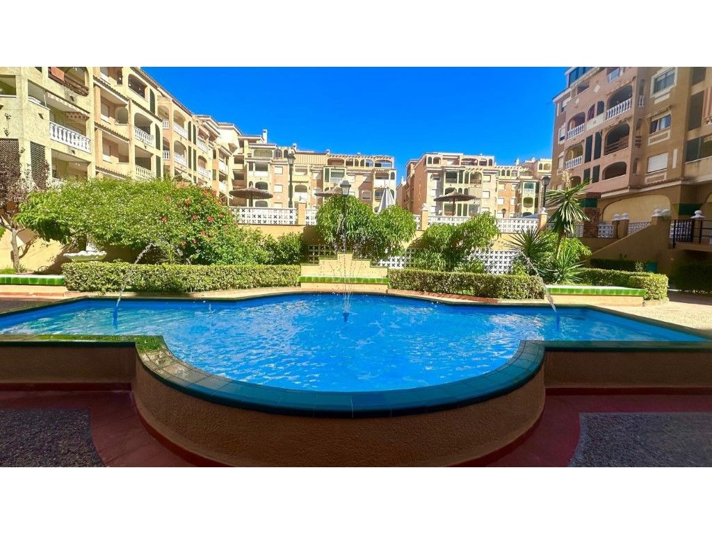 Piscina de Apartament en venda en Torrevieja amb Jardí privat, Moblat i Piscina comunitària