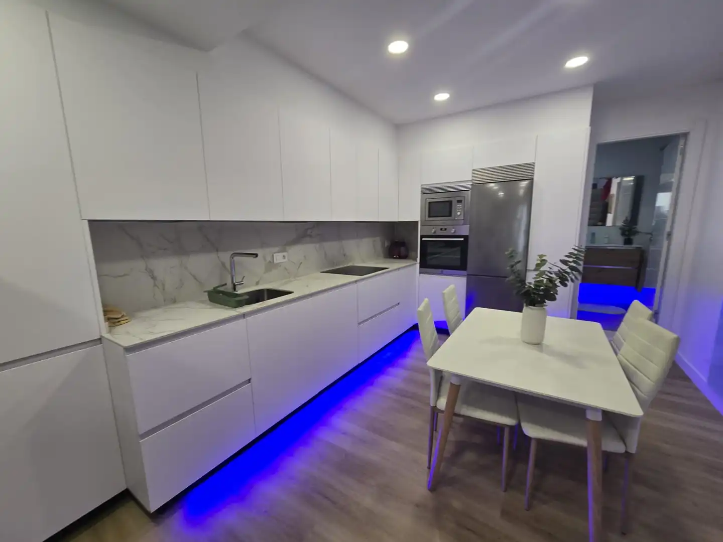 Cuina de Apartament en venda en Vigo  amb Moblat, Forn i Microones