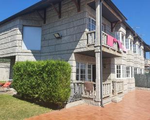 Vista exterior de Casa adosada de lloguer en Sanxenxo amb Calefacció, Jardí privat i Terrassa