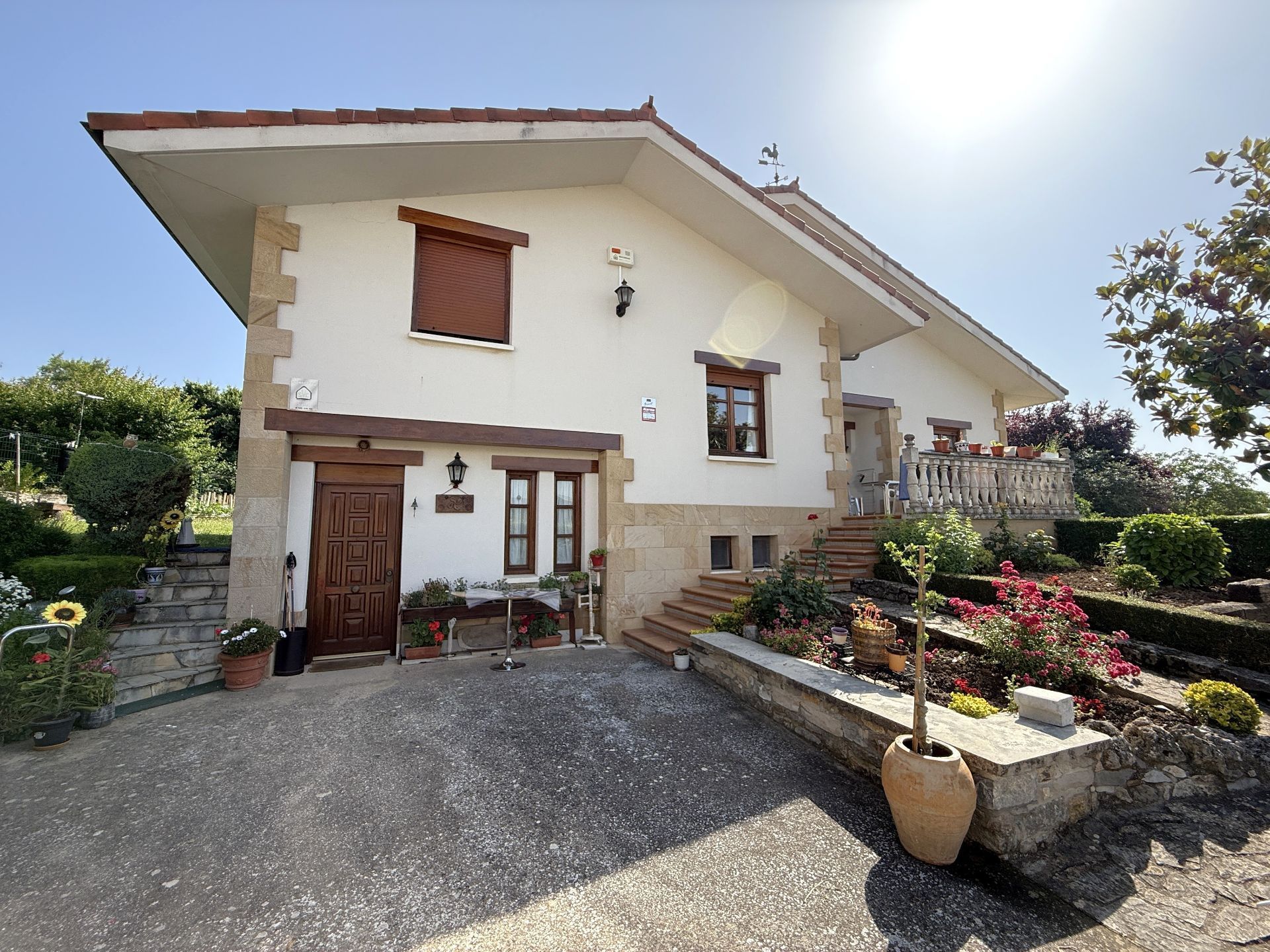 Vista exterior de Casa o xalet en venda en Vitoria - Gasteiz amb Calefacció, Jardí privat i Terrassa