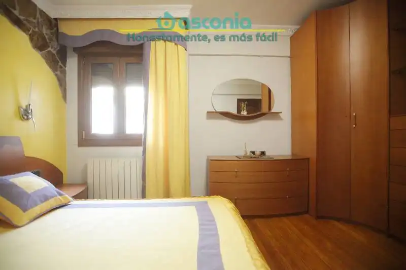 Bedroom of Flat for sale in Basauri   with Heating and Furnished