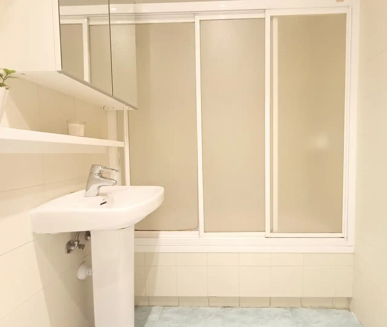 Bathroom of Flat for rent in Madrid  with Heating, Parquet flooring and Terrace