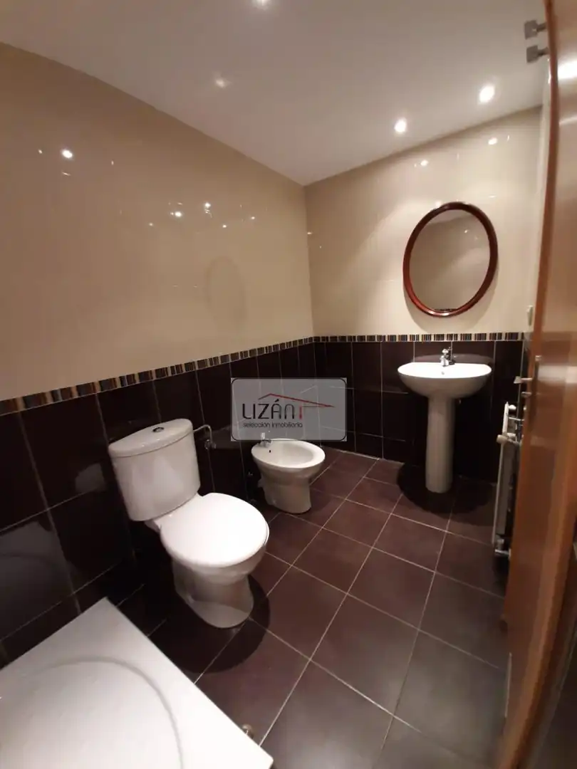 Badezimmer von Wohnung zum Verkauf in Oviedo  mit Heizung, Parkett und Abstellraum