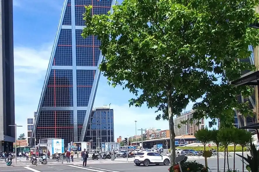 Vista exterior de Pis en venda en Madrid amb Aire condicionat