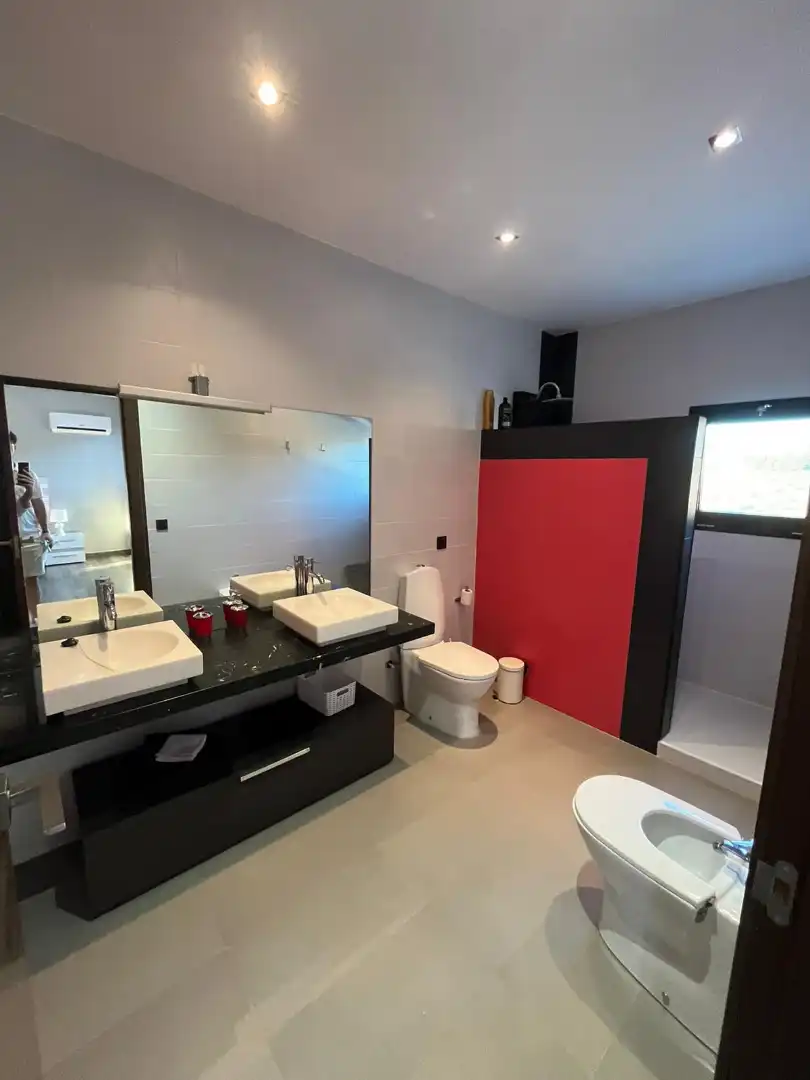 Badezimmer von Haus oder Chalet zum Verkauf in Dílar mit Klimaanlage, Heizung und Privatgarten