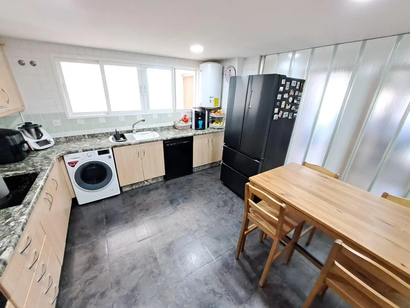 Küche von Wohnung zum Verkauf in Alzira mit Klimaanlage und Balkon