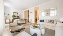 Living room of Flat for sale in  Madrid Capital  with Air Conditioner, Parquet flooring and Furnished