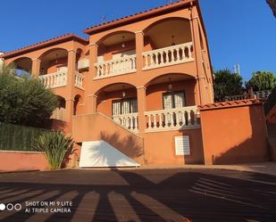 Vista exterior de Casa adosada en venda en Calafell amb Aire condicionat, Calefacció i Jardí privat