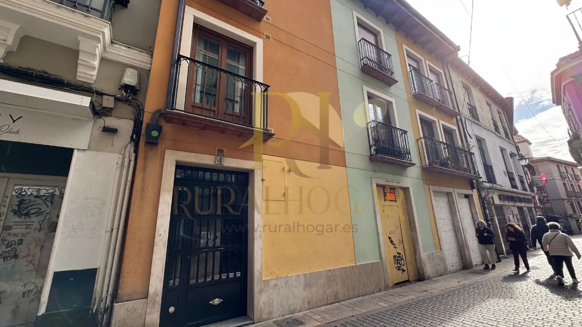 Vista exterior de Apartamento en venta en León Capital  con Trastero, Balcón y Alarma