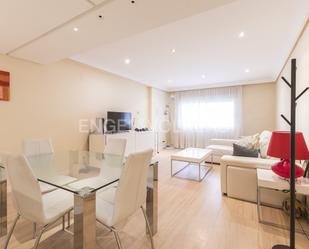 Sala d'estar de Apartament en venda en  Madrid Capital amb Aire condicionat, Calefacció i Moblat